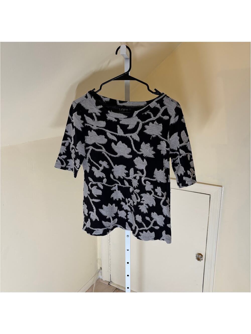 Loft Outlet EUC Women's Black White Grey Floral Raw Textured Short Sleeve Top S